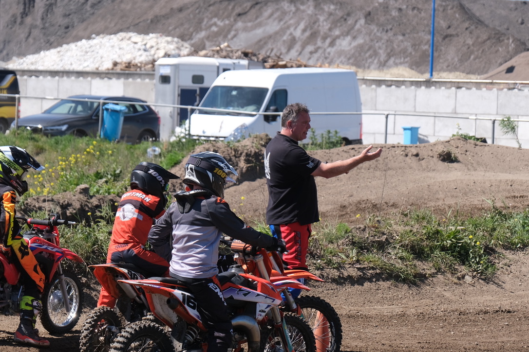 Perry geeft uitleg aan beginnende motorcrossers